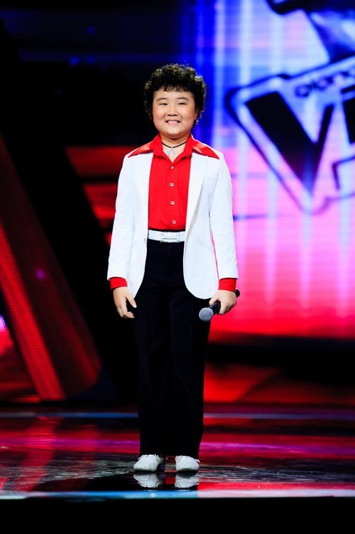 Ngay lần đầu tiên xuất hiện trong chương trình The voice kids, cậu bé đến từ Hải Phòng có biệt danh "Đôrêmon tóc xù" - Hoàng Anh đã khiến cả trường quay dậy sóng.